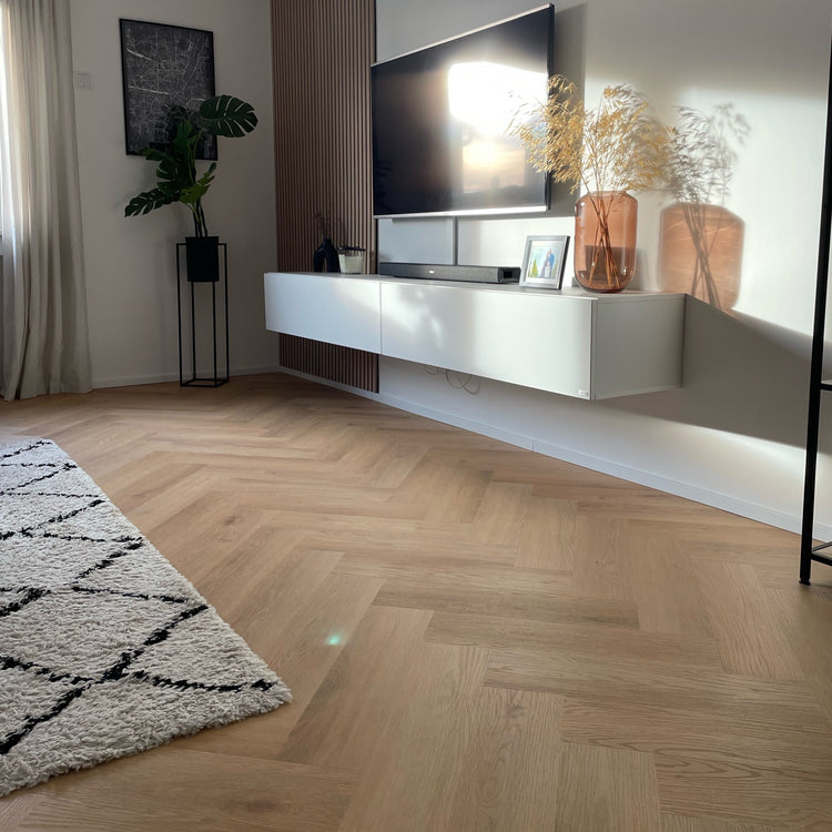»Eiche Papaya« SPC Vinylboden Unique Holzoptik im Fischgrätdesign Wohnzimmer