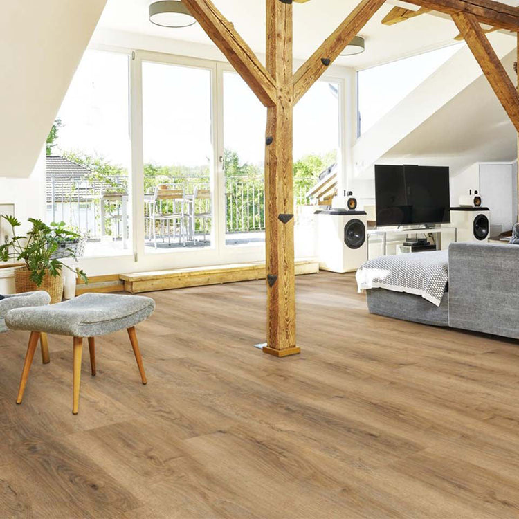 Eiche Apatura Klick-Vinylboden Muster in Wohnzimmer mit Deckenstütze aus Holz, Fernseher, Lautsprechern und Dekoration