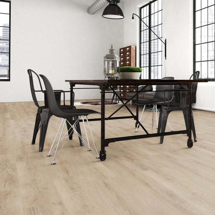Klick-Vinylboden in Eiche Fiducia – strukturierte Holzoptik mit realistischer Maserung, ideal für Renovierungen in mordernem Raum