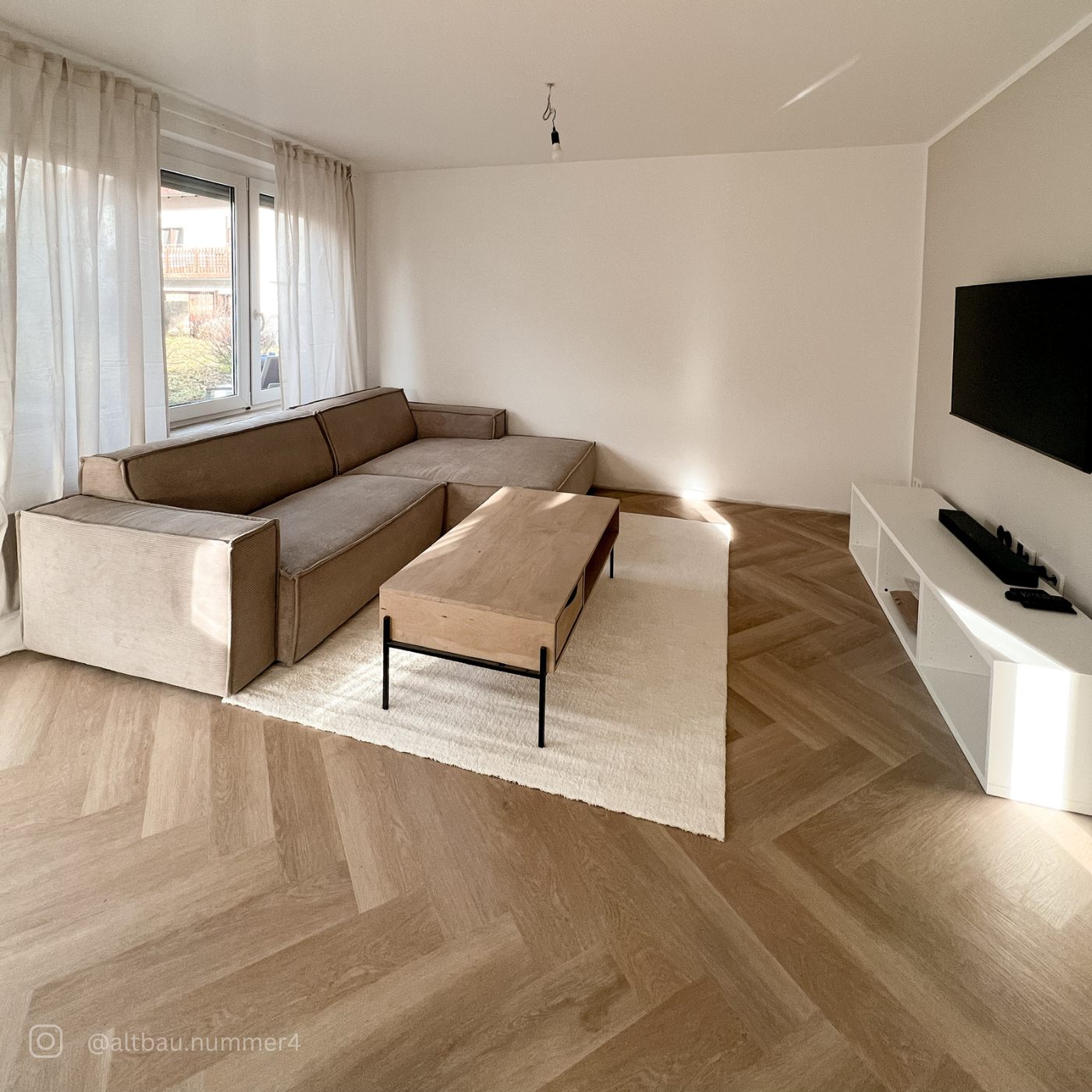 »Eiche Oleander« SPC Vinylboden Unique Holzoptik im Fischgrätdesign Raumbild 3 @altbau.nummer4