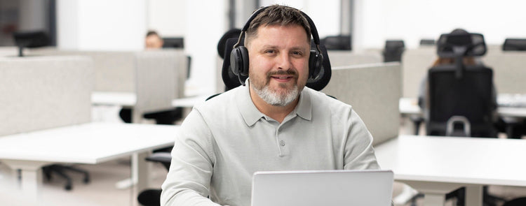 Ein Bodenberater der einen Kunden über das Telefon zu seiner Klick-Vinyl Bestellung berät.