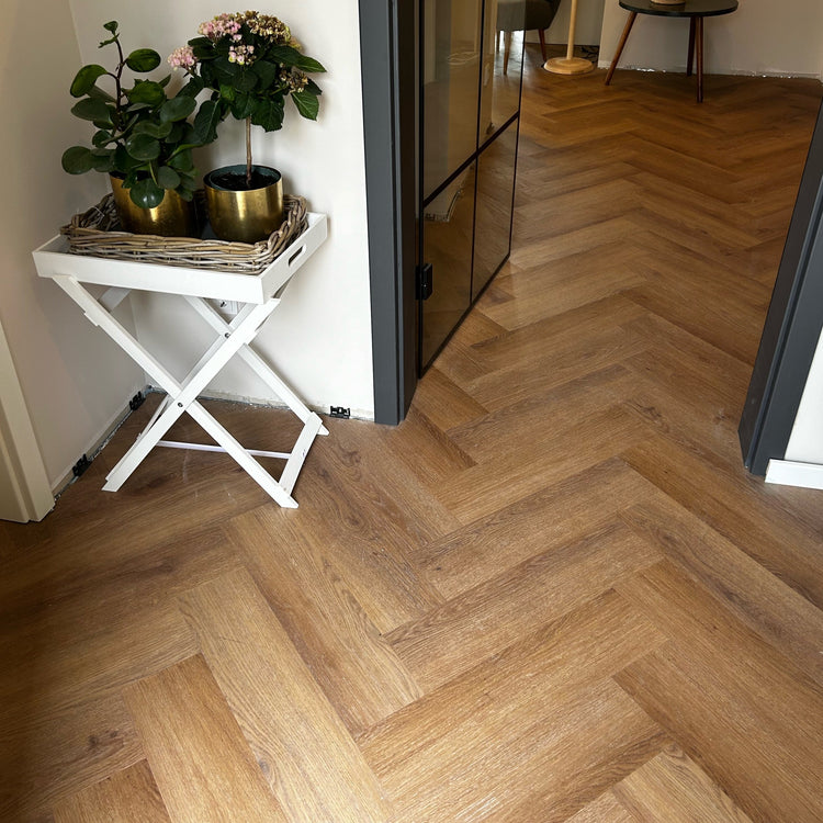 Modernes Fischgrät Design in Braun  Flur