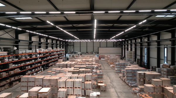 Das Lager von FloorShop24 indem Palettenware steht und in Regalen gelagert ist.