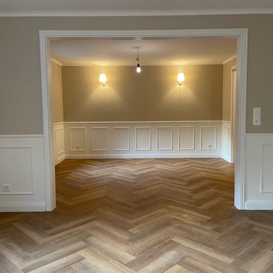 Fischgerät Design in Braun im modernen Zimmer