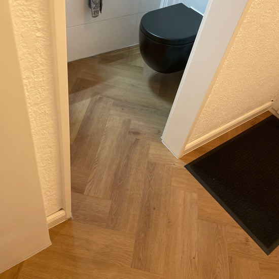 Modernes Fischgrät Design in Braun  Badezimmer