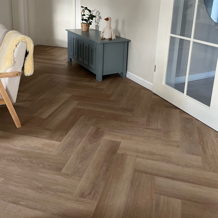 »Eiche Oleander« SPC Vinylboden Unique Holzoptik im Fischgrätdesign Raumbild
