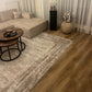 Eiche Eiche Apatura Klick-Vinylboden in Wohnzimmer mit beiger Couch, Teppich, Holztisch und Dekoration
