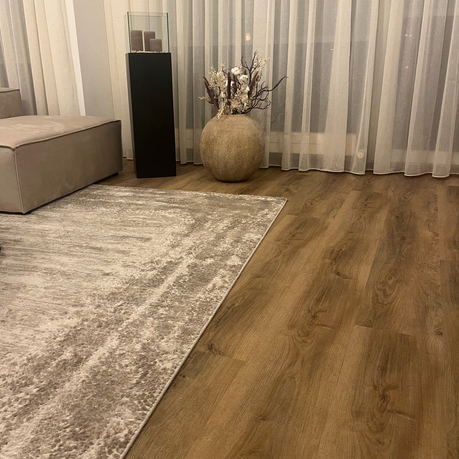 Eiche Apatura Klick-Vinylboden in Wohnzimmer mit beiger Couch, Teppich und Dekoration
