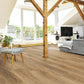 Eiche Apatura Klick-Vinylboden in Wohnzimmer mit Deckenstütze aus Holz, Fernseher, Lautsprechern und Dekoration