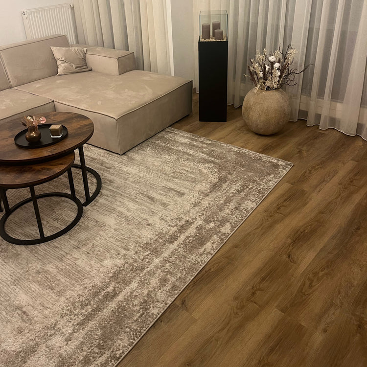 Eiche Eiche Apatura Klick-Vinylboden Muster in Wohnzimmer mit beiger Couch, Teppich, Holztisch und Dekoration