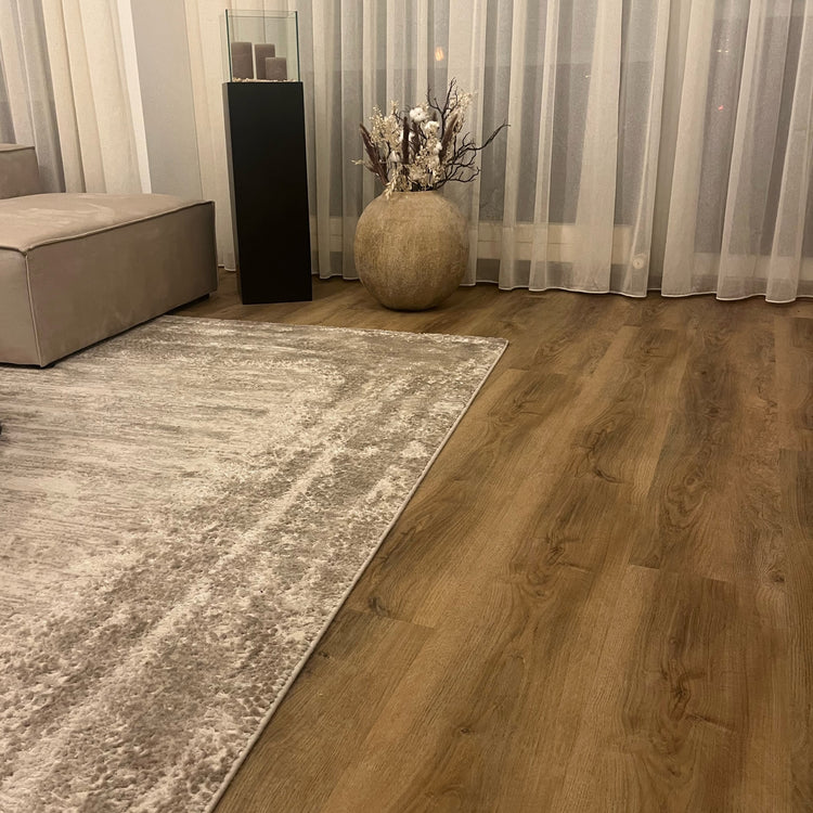 Eiche Eiche Apatura Klick-Vinylboden in Wohnzimmer mit beiger Couch, Teppich und Dekoration