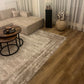 Eiche Eiche Apatura Klick-Vinylboden Diele in Wohnzimmer mit beiger Couch, Teppich, Holztisch und Dekoration