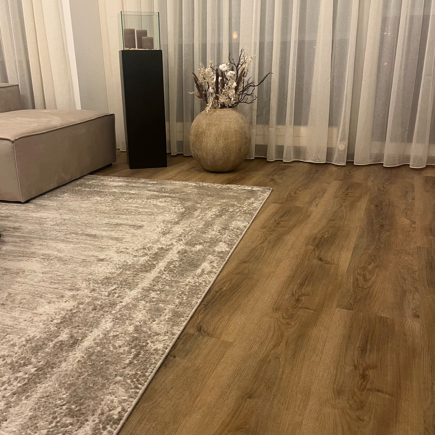 Eiche Apatura Klick-Vinylboden in Wohnzimmer mit beiger Couch, Teppich und Dekoration
