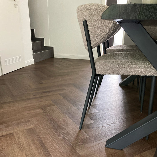 Fischgerät Design in dunkelbraun Esszimmer