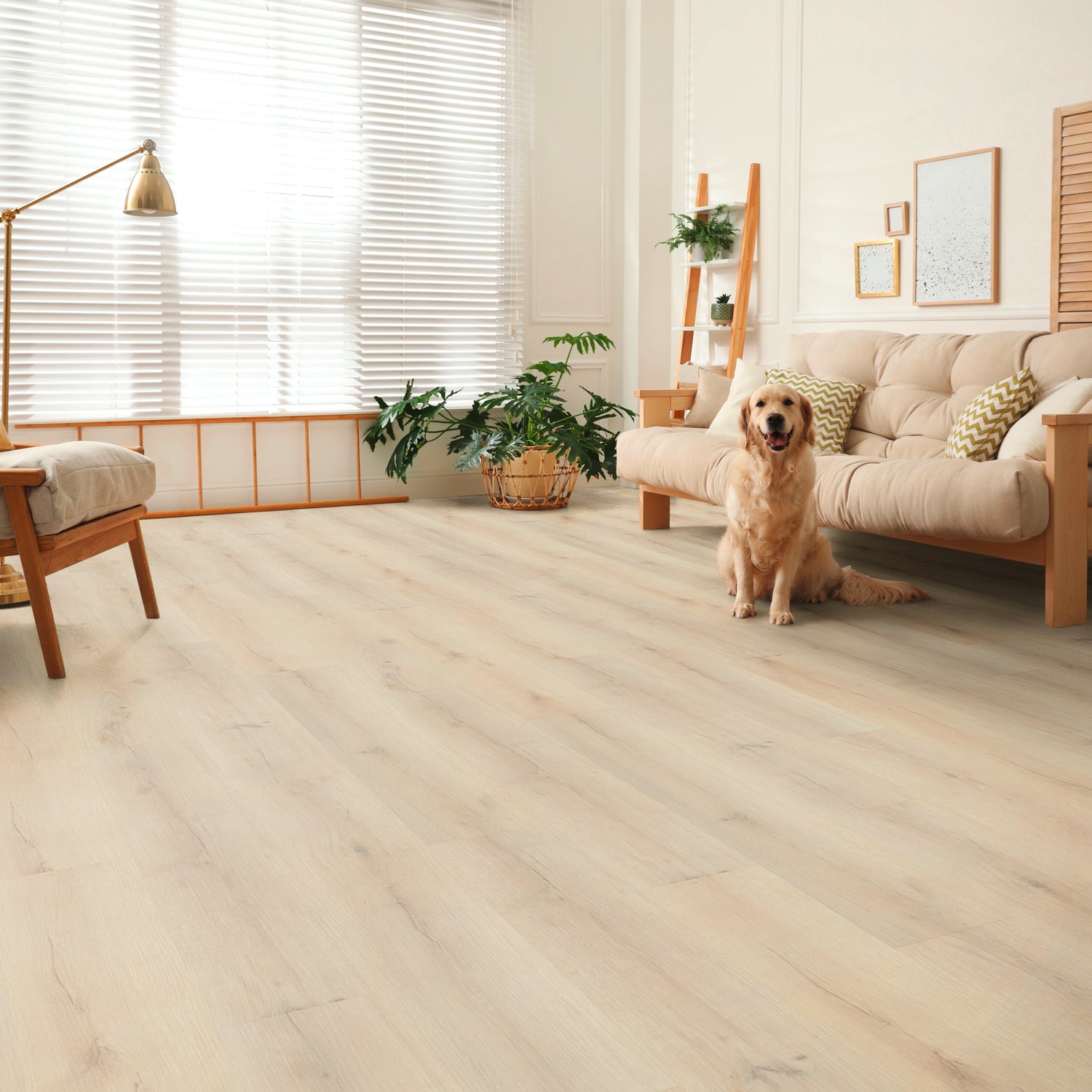 Klick-Vinylboden hell creme beige in modernem Wohnzimmer mit Hund