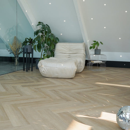 Modernes Fischgrät-Design im Schlafzimmer in Beige