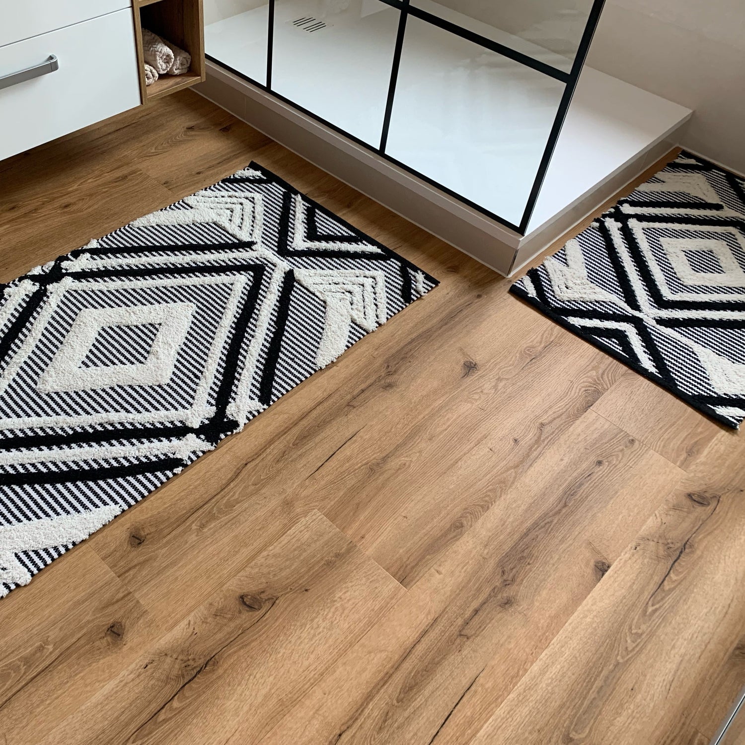 Klick-Vinylboden in modern eingerichtetem Badezimmer