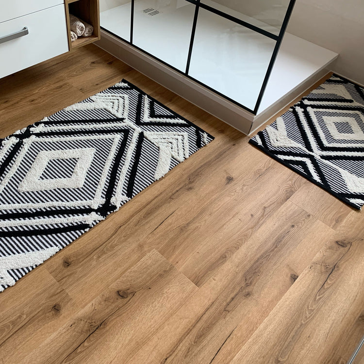 Klick-Vinylboden in modern eingerichtetem Badezimmer