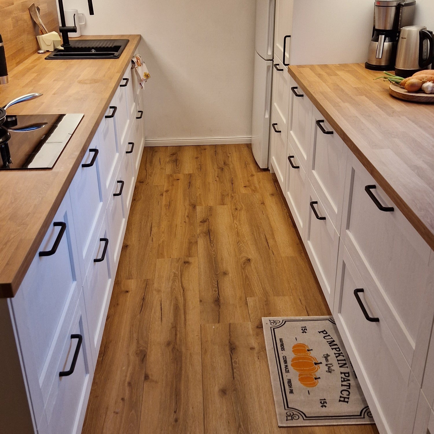 Klick-Vinylboden in Braun in weißer Küche mit brauner Abeitsplatte
