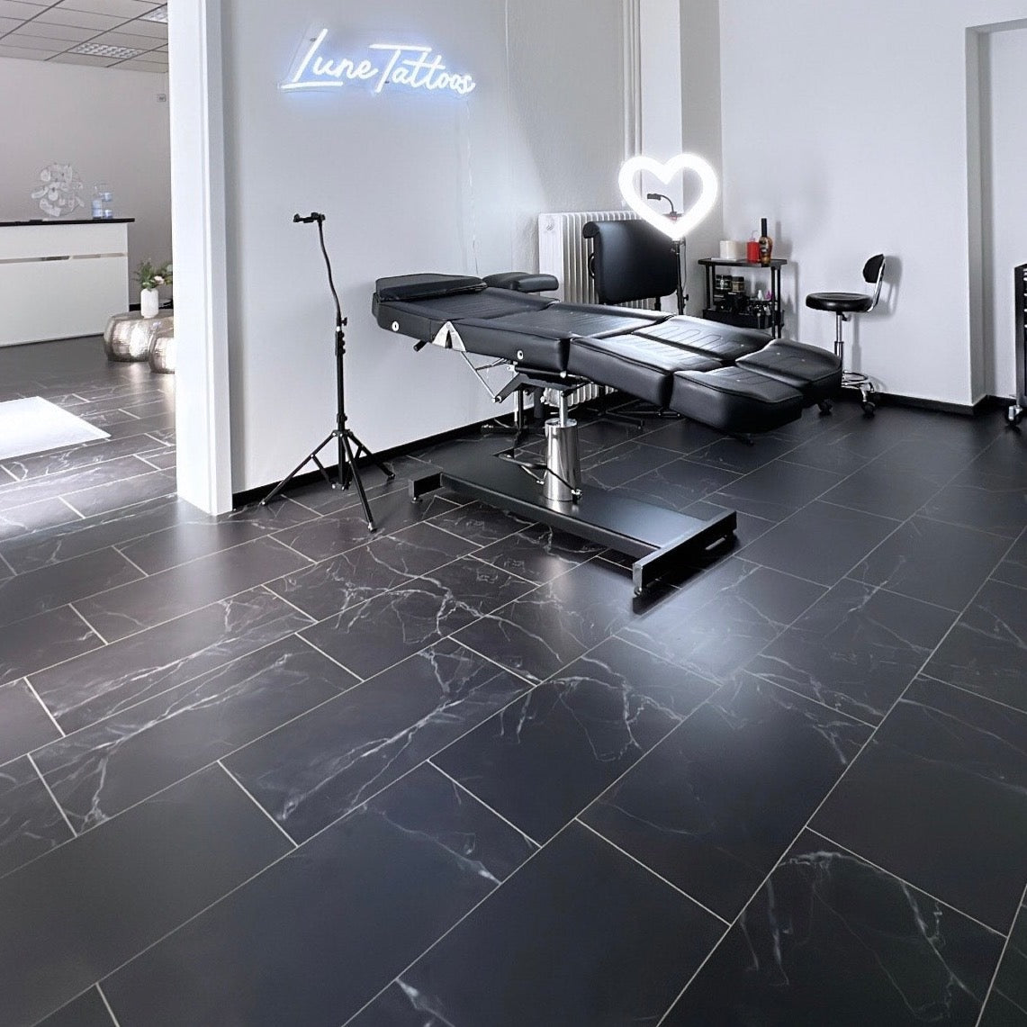 Klick-Vinyl in schwarzer Steinfliesenoptik