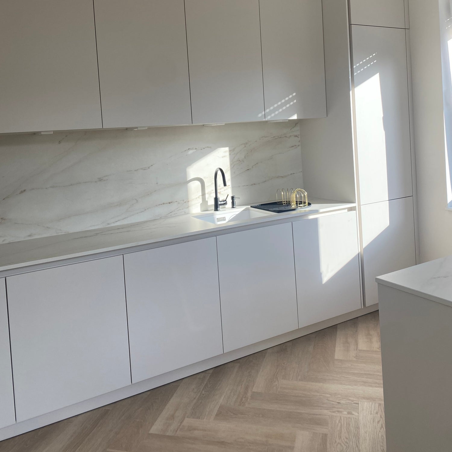 »Eiche Oleander« SPC Vinylboden Unique Holzoptik im Fischgrätdesign Raumbild 12