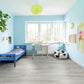 Klick-Vinyl in Grau mit Holzoptik im Kinderzimmer
