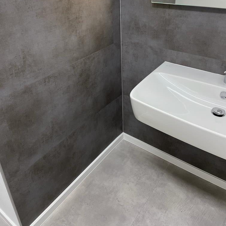   »Teide« SPC Vinylboden Unique Fliesenoptik an der Wand im Badezimmer