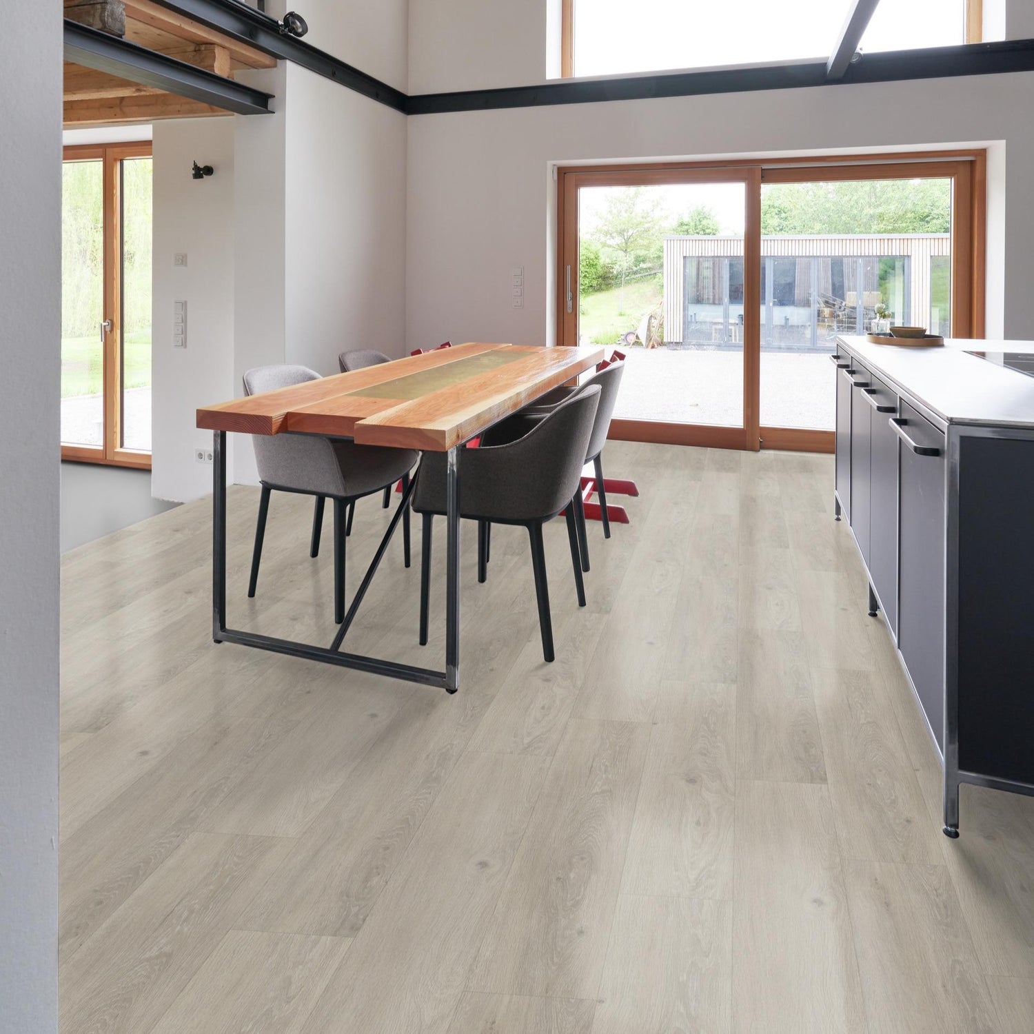 Klick-Vinyl in graubeiger Holzoptik in einer Küche 