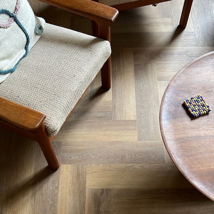 Fischgerät Design in Braun im modernen Wohnzimmer