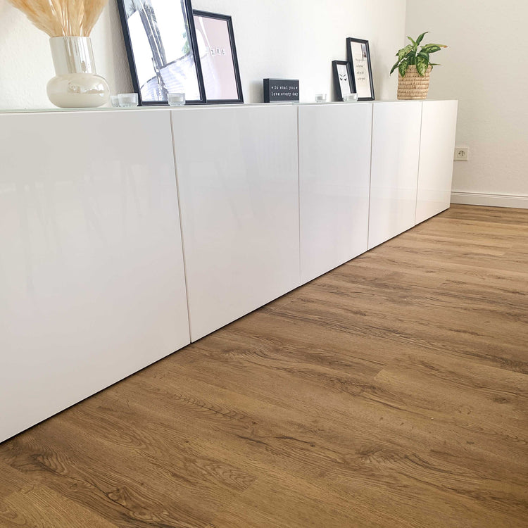 Authentische Holznachbildung in Braun vom Klick-Vinylboden Eiche Vanezia in Raum mit modernem Sideboard