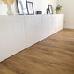 Authentische Holznachbildung in Braun vom Klick-Vinylboden Eiche Vanezia in Raum mit modernem Sideboard