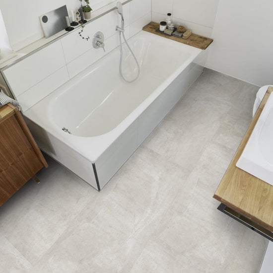 Klick-Vinyl steingrau in Fliesenoptik im Badezimmer