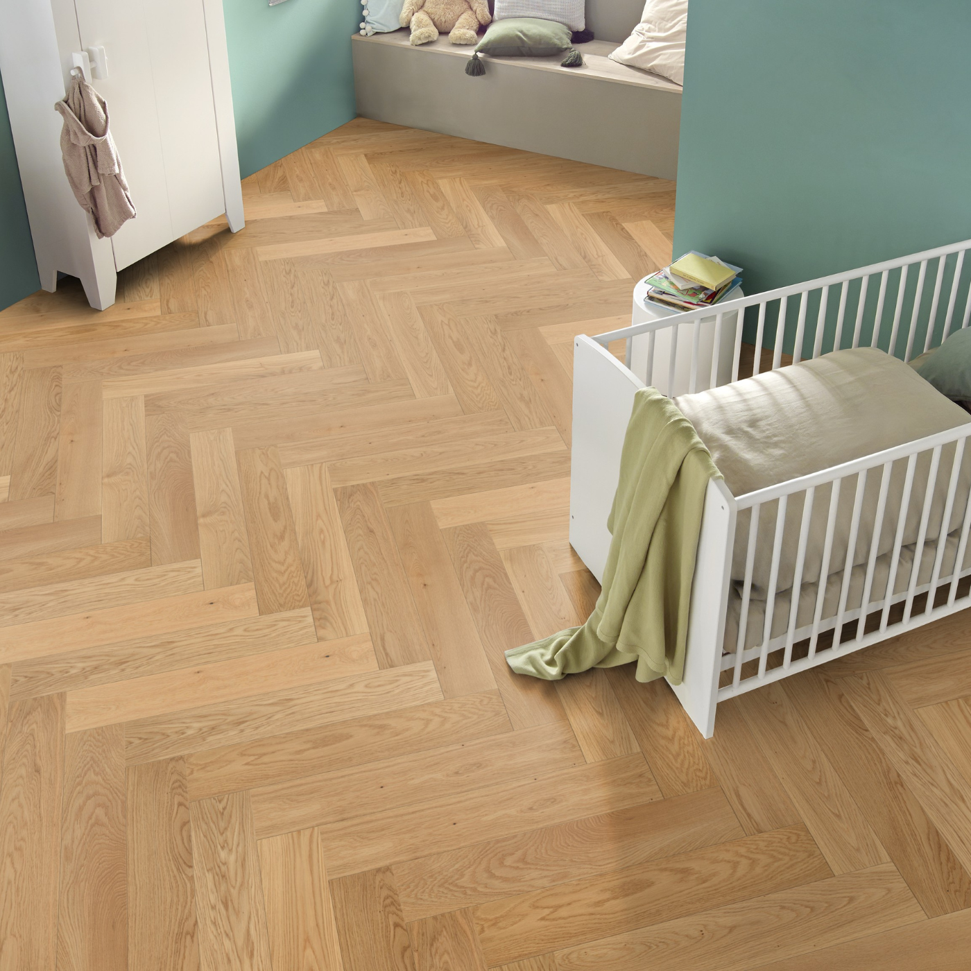 Fertigparkett mit hellbrauner Fischgrät Optik im Kinderzimmer