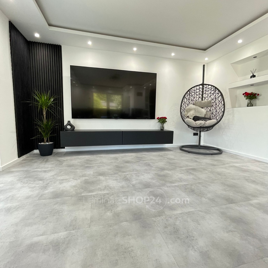 Authentischen Fliesenoptik in Grau im modernen Wohnzimmer