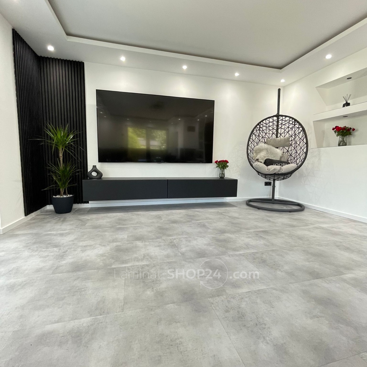 Authentischen Fliesenoptik in Grau im modernen Wohnzimmer