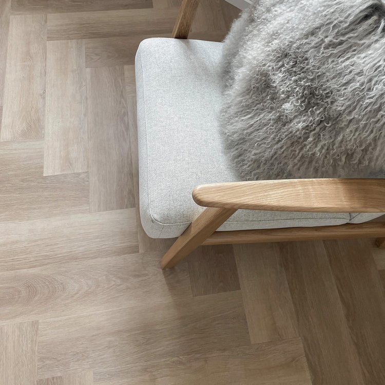 Modernes Fischgrät-Design im Wohnzimmer  in Beige