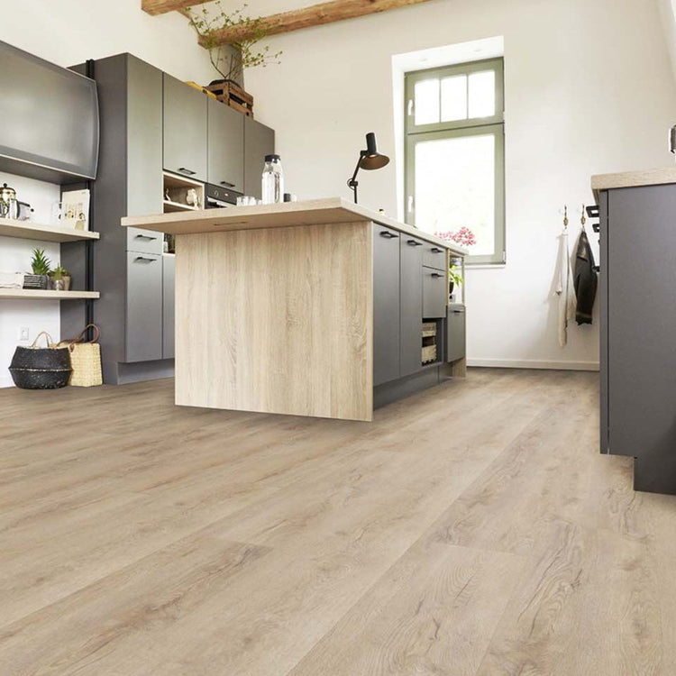 Klick-Vinylboden in Eiche Fiducia – strukturierte Holzoptik mit realistischer Maserung, ideal für Renovierungen in moderner Küche