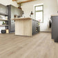 Klick-Vinylboden in Eiche Fiducia – strukturierte Holzoptik mit realistischer Maserung, ideal für Renovierungen in moderner Küche