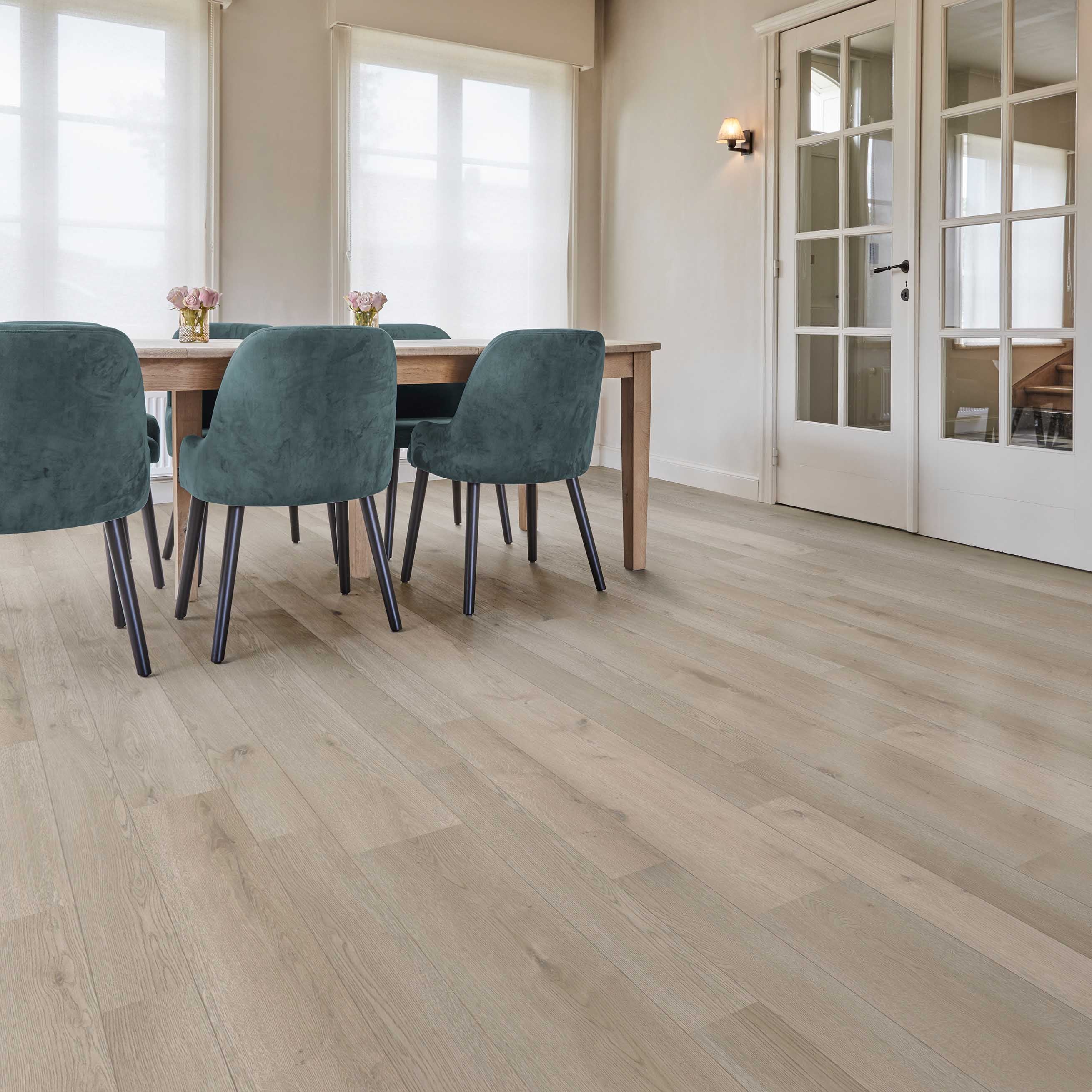 Klick-Vinyl hellbraun Holzoptik im Wohnzimmer